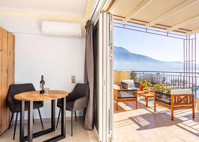 Beachfront Sunny Penthouse - Seabliss *