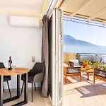 Beachfront Sunny Penthouse - Seabliss *