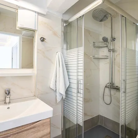 Beachfront Sunny Penthouse - Seabliss Apartament *