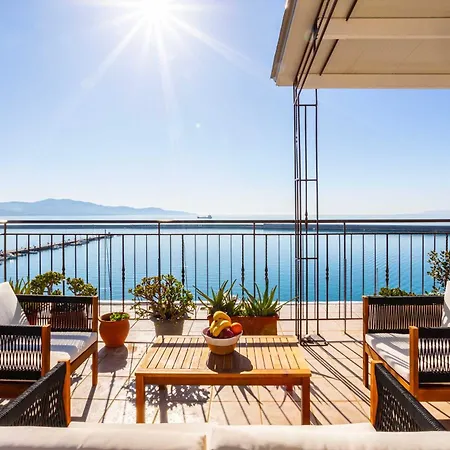 Beachfront Sunny Penthouse - Seabliss Apartament