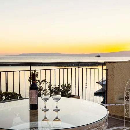 Beachfront Sunny Penthouse - Seabliss *