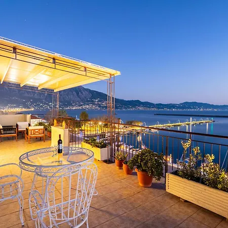 Beachfront Sunny Penthouse - Seabliss * كالاماتا