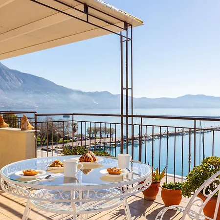 Beachfront Sunny Penthouse - Seabliss Apartament *