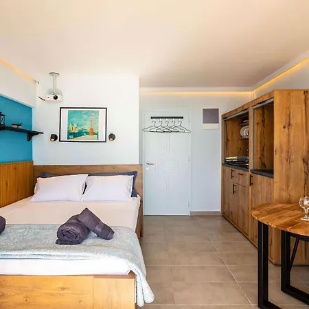 Beachfront Sunny Penthouse - Seabliss *