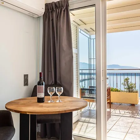 Beachfront Sunny Penthouse - Seabliss Apartament
