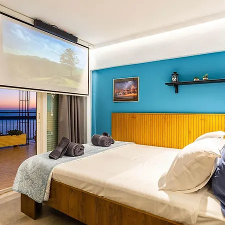 Beachfront Sunny Penthouse - Seabliss
