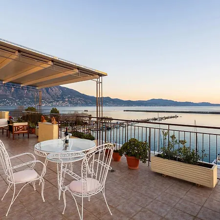 Beachfront Sunny Penthouse - Seabliss Calamata