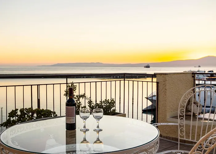 Beachfront Sunny Penthouse - Seabliss *