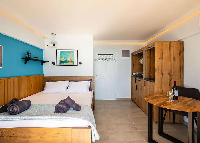 Beachfront Sunny Penthouse - Seabliss *