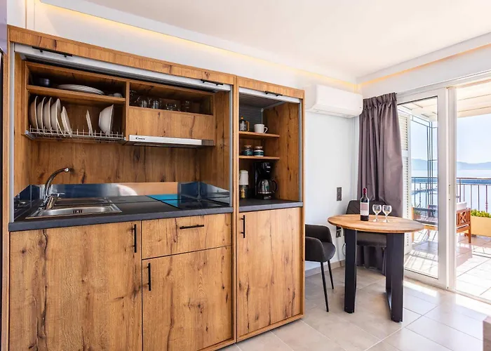 Beachfront Sunny Penthouse - Seabliss