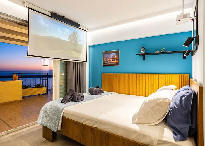 Beachfront Sunny Penthouse - Seabliss